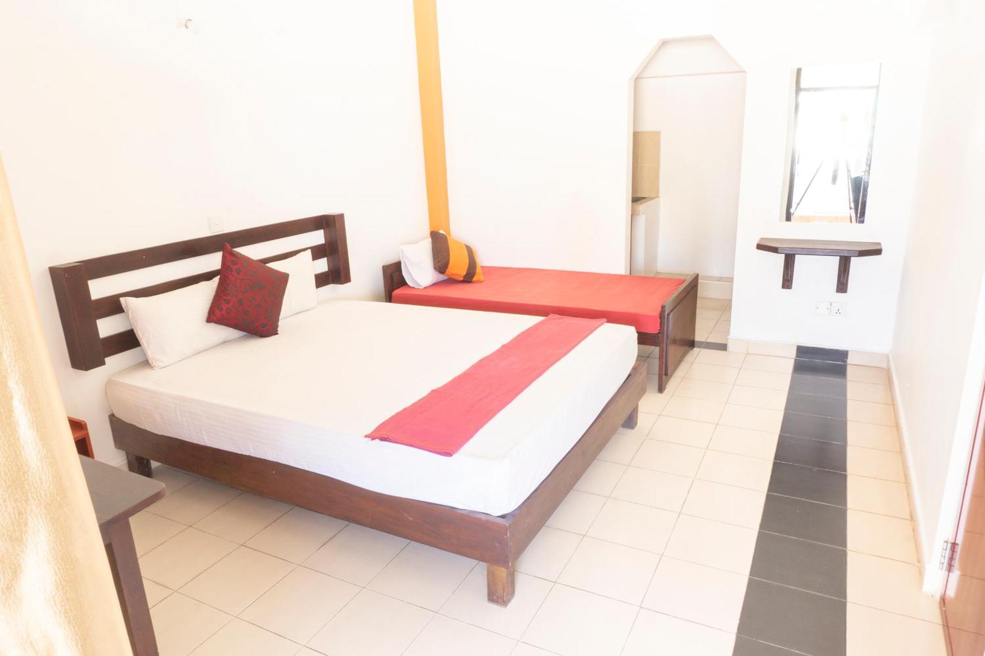 Blumarine Guest House Негомбо Екстер'єр фото