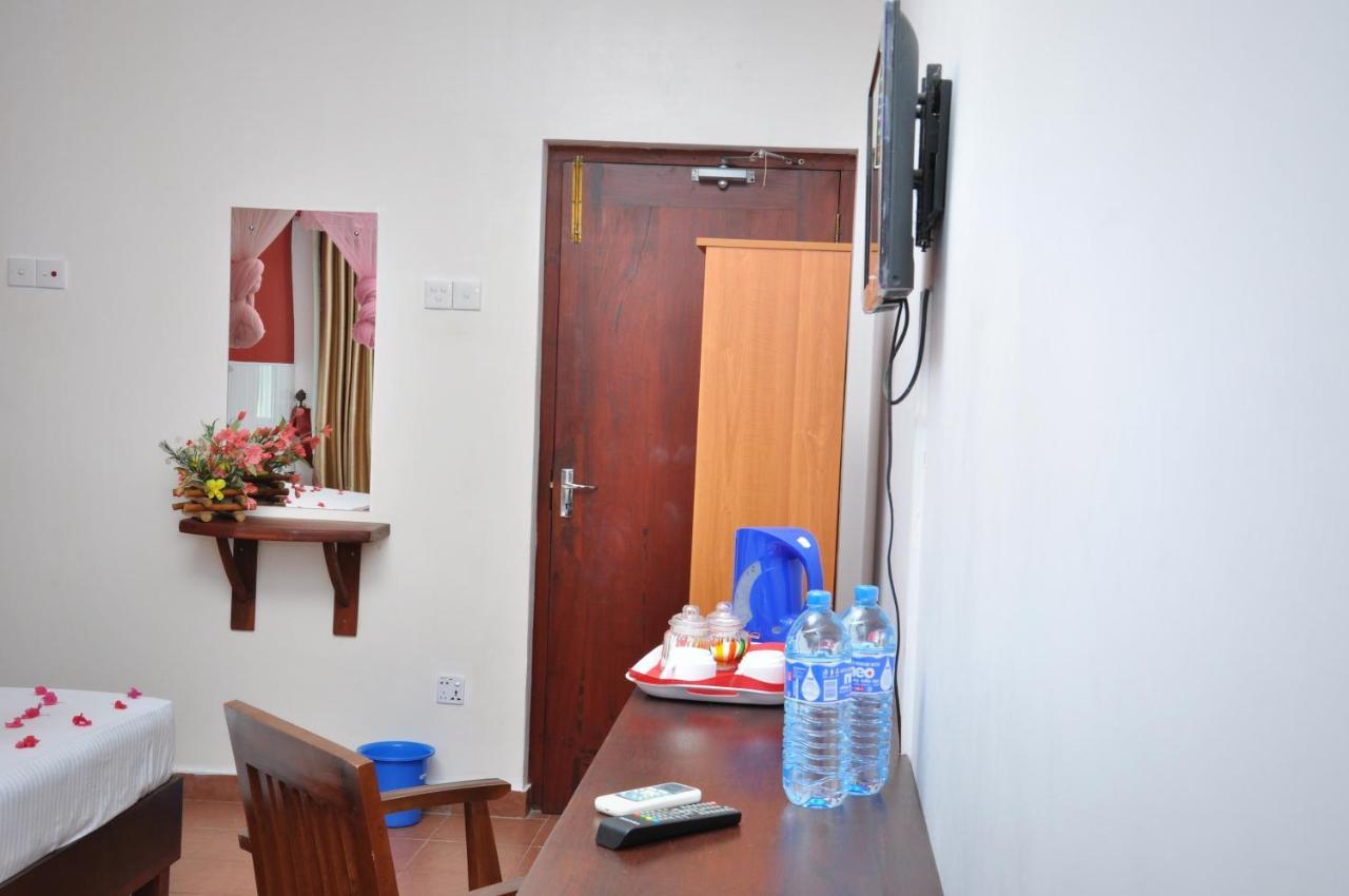 Blumarine Guest House Негомбо Екстер'єр фото